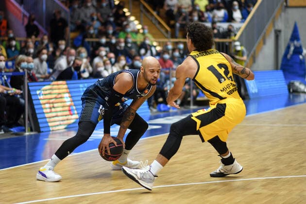 Maurice Stuckey (Merlins Crailsheim) im Zweikampf mit Jonah Radebaugh (MHP Riesen Ludwigsburg), GER, HAKRO Merlins Crailsheim vs. MHP Riesen Ludwigsburg, 02.10.2021, Achtelfinale BBL Pokal, Spielzeit 2021 2022 GER, HAKRO Merlins Crailsheim vs. MHP Riesen Ludwigsburg, 02.10.2021, Achtelfinale BBL Pokal, Spielzeit 2021 2022 Crailsheim Copyright: xEibner MichaelxMemmlerx EP_MMR