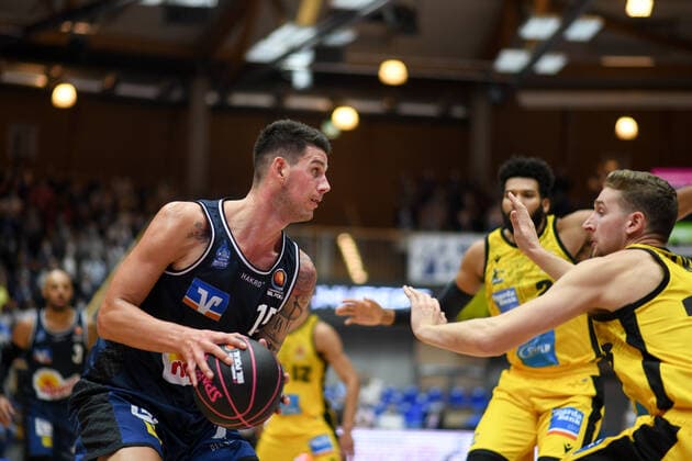 Bogdan Radosavljevic (Merlins Crailsheim) im Zweikampf mit David Walker (MHP Riesen Ludwigsburg), GER, HAKRO Merlins Crailsheim vs. MHP Riesen Ludwigsburg, 02.10.2021, Achtelfinale BBL Pokal, Spielzeit 2021 2022 GER, HAKRO Merlins Crailsheim vs. MHP Riesen Ludwigsburg, 02.10.2021, Achtelfinale BBL Pokal, Spielzeit 2021 2022 Crailsheim Copyright: xEibner MichaelxMemmlerx EP_MMR