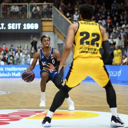 T.J. Shorts (Merlins Crailsheim) im Zweikampf mit Yoeli Childs (MHP Riesen Ludwigsburg), GER, HAKRO Merlins Crailsheim vs. MHP Riesen Ludwigsburg, 02.10.2021, Achtelfinale BBL Pokal, Spielzeit 2021 2022 GER, HAKRO Merlins Crailsheim vs. MHP Riesen Ludwigsburg, 02.10.2021, Achtelfinale BBL Pokal, Spielzeit 2021 2022 Crailsheim Copyright: xEibner MichaelxMemmlerx EP_MMR