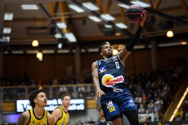 T.J. Shorts (Merlins Crailsheim) am Korb, GER, HAKRO Merlins Crailsheim vs. MHP Riesen Ludwigsburg, 02.10.2021, Achtelfinale BBL Pokal, Spielzeit 2021 2022 GER, HAKRO Merlins Crailsheim vs. MHP Riesen Ludwigsburg, 02.10.2021, Achtelfinale BBL Pokal, Spielzeit 2021 2022 Crailsheim Copyright: xEibner MichaelxMemmlerx EP_MMR