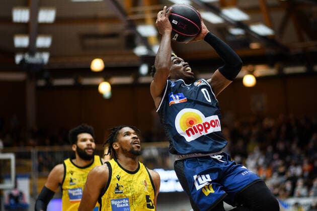 T.J. Shorts (Merlins Crailsheim) am Korb, GER, HAKRO Merlins Crailsheim vs. MHP Riesen Ludwigsburg, 02.10.2021, Achtelfinale BBL Pokal, Spielzeit 2021 2022 GER, HAKRO Merlins Crailsheim vs. MHP Riesen Ludwigsburg, 02.10.2021, Achtelfinale BBL Pokal, Spielzeit 2021 2022 Crailsheim Copyright: xEibner MichaelxMemmlerx EP_MMR
