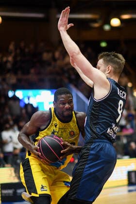 Yorman Polas Bartolo (MHP Riesen Ludwigsburg) im Zweikampf mit Fabian Bleck (Merlins Crailsheim), GER, HAKRO Merlins Crailsheim vs. MHP Riesen Ludwigsburg, 02.10.2021, Achtelfinale BBL Pokal, Spielzeit 2021 2022 GER, HAKRO Merlins Crailsheim vs. MHP Riesen Ludwigsburg, 02.10.2021, Achtelfinale BBL Pokal, Spielzeit 2021 2022 Crailsheim Copyright: xEibner MichaelxMemmlerx EP_MMR