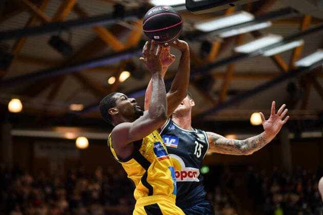 Yorman Polas Bartolo (MHP Riesen Ludwigsburg) am Korb gegen Bogdan Radosavljevic (Merlins Crailsheim), GER, HAKRO Merlins Crailsheim vs. MHP Riesen Ludwigsburg, 02.10.2021, Achtelfinale BBL Pokal, Spielzeit 2021 2022 GER, HAKRO Merlins Crailsheim vs. MHP Riesen Ludwigsburg, 02.10.2021, Achtelfinale BBL Pokal, Spielzeit 2021 2022 Crailsheim Copyright: xEibner MichaelxMemmlerx EP_MMR