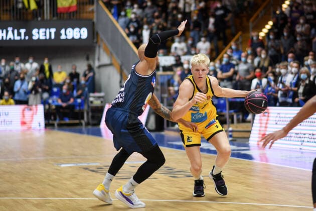 Jacob Patrick (MHP Riesen Ludwigsburg) im Zweikampf mit Maurice Stuckey (Merlins Crailsheim), GER, HAKRO Merlins Crailsheim vs. MHP Riesen Ludwigsburg, 02.10.2021, Achtelfinale BBL Pokal, Spielzeit 2021 2022 GER, HAKRO Merlins Crailsheim vs. MHP Riesen Ludwigsburg, 02.10.2021, Achtelfinale BBL Pokal, Spielzeit 2021 2022 Crailsheim Copyright: xEibner MichaelxMemmlerx EP_MMR