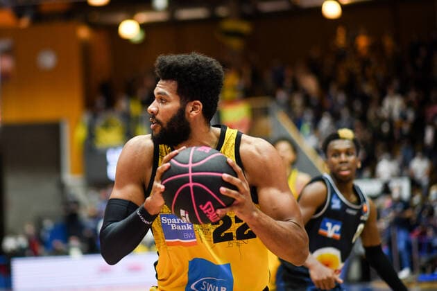 Yoeli Childs (MHP Riesen Ludwigsburg) am Ball, GER, HAKRO Merlins Crailsheim vs. MHP Riesen Ludwigsburg, 02.10.2021, Achtelfinale BBL Pokal, Spielzeit 2021 2022 GER, HAKRO Merlins Crailsheim vs. MHP Riesen Ludwigsburg, 02.10.2021, Achtelfinale BBL Pokal, Spielzeit 2021 2022 Crailsheim Copyright: xEibner MichaelxMemmlerx EP_MMR