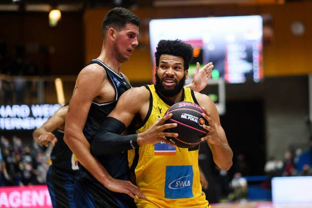 Yoeli Childs (MHP Riesen Ludwigsburg) im Zweikampf mit Bogdan Radosavljevic (Merlins Crailsheim), GER, HAKRO Merlins Crailsheim vs. MHP Riesen Ludwigsburg, 02.10.2021, Achtelfinale BBL Pokal, Spielzeit 2021 2022 GER, HAKRO Merlins Crailsheim vs. MHP Riesen Ludwigsburg, 02.10.2021, Achtelfinale BBL Pokal, Spielzeit 2021 2022 Crailsheim Copyright: xEibner MichaelxMemmlerx EP_MMR