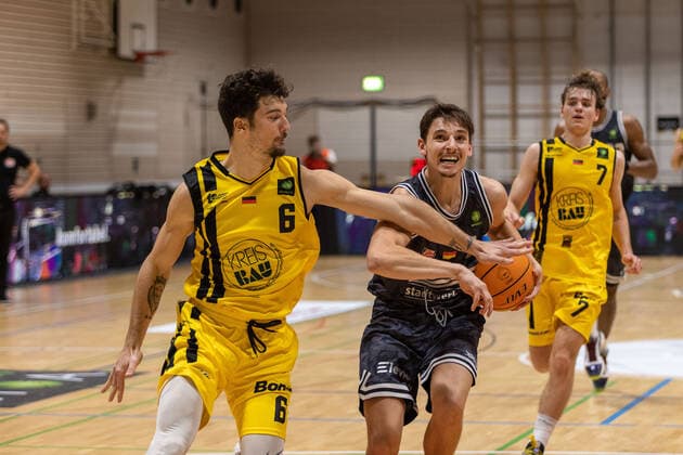 Luka Kamber (Kirchheim Knights, 06) Moritz Plescher (Medipolis SC Jena, 16)¨¨¨Kirchheim Knights vs. Medipolis SC Jena , 2. Basketball Bundesliga, Pro A, Barmer 2 Basketball, Spieltag 3, Spielzeit 2021 2022, 02.10.2021, ¨¨ Kirchheim Knights vs. Medipolis SC Jena , 2. Basketball Bundesliga, Pro A, Barmer 2 Basketball, Spieltag 3, Spielzeit 2021 2022, 02.10.2021 Kirchheim am Neckar Copyright: xNinaxSander xEibnerxPressefotoxIx EP_NSR