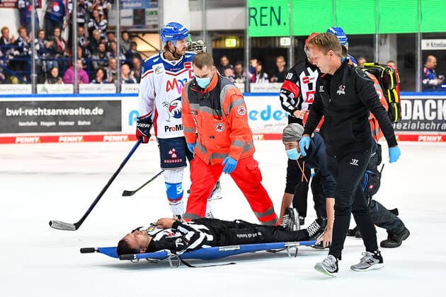 Bilder des Jahres 2021, Sport 10 Oktober Sport Themen der Woche KW39 Sport Bilder des Tages Verletzung Andreas Kowert (79, Schiedsrichter) , Iserlohn Roosters vs. Adler Mannheim, Penny-DEL, 02.10.2021, Iserlohn Roosters vs. Adler Mannheim, Penny-DEL, 02.10.2021, Foto: Jonas Brockmann Eibner Pressefoto Iserlohn *** Injury Andreas Kowert 79, Referee , Iserlohn Roosters vs Adler Mannheim, Penny DEL, 02 10 2021, Iserlohn Roosters vs Adler Mannheim, Penny DEL, 02 10 2021, Photo Jonas Brockmann Eibner Pressefoto Iserlohn. Copyright: xJonasxBrockmann xEibner-Pressefox EP_JBN