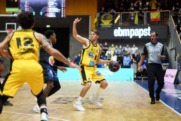 Jordan Hulls (MHP Riesen Ludwigsburg) am Ball gibt Anweisungen, GER, HAKRO Merlins Crailsheim vs. MHP Riesen Ludwigsburg, 02.10.2021, Achtelfinale BBL Pokal, Spielzeit 2021 2022 GER, HAKRO Merlins Crailsheim vs. MHP Riesen Ludwigsburg, 02.10.2021, Achtelfinale BBL Pokal, Spielzeit 2021 2022 Crailsheim Copyright: xEibner MichaelxMemmlerx EP_MMR