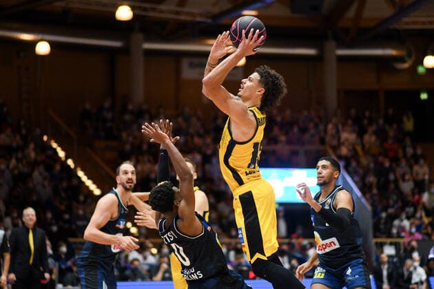 Jonah Radebaugh (MHP Riesen Ludwigsburg) am Korb gegen T.J. Shorts (Merlins Crailsheim), GER, HAKRO Merlins Crailsheim vs. MHP Riesen Ludwigsburg, 02.10.2021, Achtelfinale BBL Pokal, Spielzeit 2021 2022 GER, HAKRO Merlins Crailsheim vs. MHP Riesen Ludwigsburg, 02.10.2021, Achtelfinale BBL Pokal, Spielzeit 2021 2022 Crailsheim Copyright: xEibner MichaelxMemmlerx EP_MMR