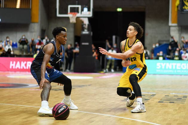 Jonah Radebaugh (MHP Riesen Ludwigsburg) im Zweikampf mit T.J. Shorts (Merlins Crailsheim), GER, HAKRO Merlins Crailsheim vs. MHP Riesen Ludwigsburg, 02.10.2021, Achtelfinale BBL Pokal, Spielzeit 2021 2022 GER, HAKRO Merlins Crailsheim vs. MHP Riesen Ludwigsburg, 02.10.2021, Achtelfinale BBL Pokal, Spielzeit 2021 2022 Crailsheim Copyright: xEibner MichaelxMemmlerx EP_MMR