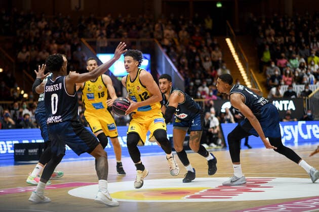 Jonah Radebaugh (MHP Riesen Ludwigsburg) im Zweikampf mit T.J. Shorts (Merlins Crailsheim), Jared Savage (Merlins Crailsheim), Jaren Lewis (Merlins Crailsheim), GER, HAKRO Merlins Crailsheim vs. MHP Riesen Ludwigsburg, 02.10.2021, Achtelfinale BBL Pokal, Spielzeit 2021 2022 GER, HAKRO Merlins Crailsheim vs. MHP Riesen Ludwigsburg, 02.10.2021, Achtelfinale BBL Pokal, Spielzeit 2021 2022 Crailsheim Copyright: xEibner MichaelxMemmlerx EP_MMR