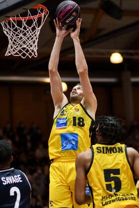 Jonas Wohlfarth-Bottermann (MHP Riesen Ludwigsburg) am Korb, GER, HAKRO Merlins Crailsheim vs. MHP Riesen Ludwigsburg, 02.10.2021, Achtelfinale BBL Pokal, Spielzeit 2021 2022 GER, HAKRO Merlins Crailsheim vs. MHP Riesen Ludwigsburg, 02.10.2021, Achtelfinale BBL Pokal, Spielzeit 2021 2022 Crailsheim Copyright: xEibner MichaelxMemmlerx EP_MMR