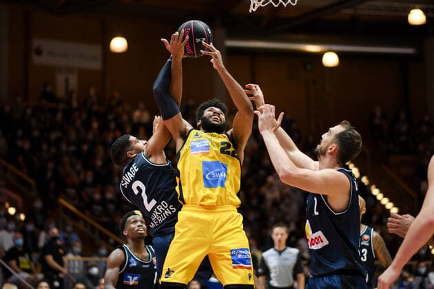 Yoeli Childs (MHP Riesen Ludwigsburg) am Korb gegen Jared Savage (Merlins Crailsheim) und Dejan Kovacevic (Merlins Crailsheim), GER, HAKRO Merlins Crailsheim vs. MHP Riesen Ludwigsburg, 02.10.2021, Achtelfinale BBL Pokal, Spielzeit 2021 2022 GER, HAKRO Merlins Crailsheim vs. MHP Riesen Ludwigsburg, 02.10.2021, Achtelfinale BBL Pokal, Spielzeit 2021 2022 Crailsheim Copyright: xEibner MichaelxMemmlerx EP_MMR