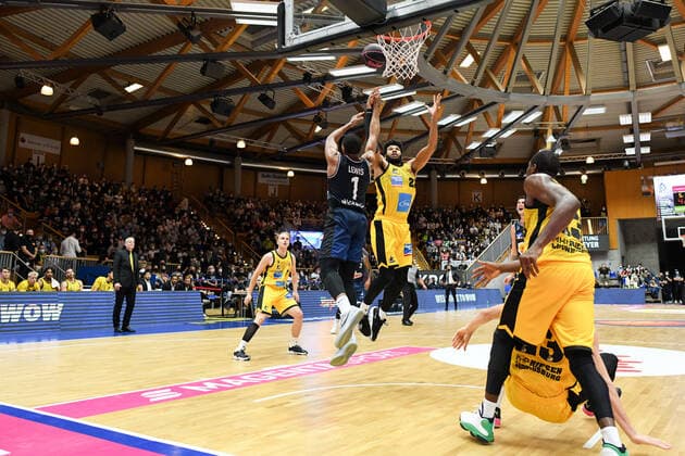 Sport Bilder des Tages Jaren Lewis (Merlins Crailsheim) am Korb gegen Yoeli Childs (MHP Riesen Ludwigsburg), GER, HAKRO Merlins Crailsheim vs. MHP Riesen Ludwigsburg, 02.10.2021, Achtelfinale BBL Pokal, Spielzeit 2021 2022 GER, HAKRO Merlins Crailsheim vs. MHP Riesen Ludwigsburg, 02.10.2021, Achtelfinale BBL Pokal, Spielzeit 2021 2022 Crailsheim Copyright: xEibner MichaelxMemmlerx EP_MMR