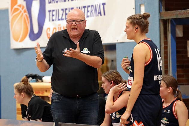 02.10.2021, xovx, Basketball Damen 2. Bundesliga DBBL, Bender Baskets Grünberg - Panthers Academy Osnabrück v.l. Trainer Rene Spandauw (Bender Baskets Grünberg), Alva Hedrich (Bender Baskets Grünberg) Grünberg Sporthalle Theo-Koch-Schule Hessen Deutschland (DE)