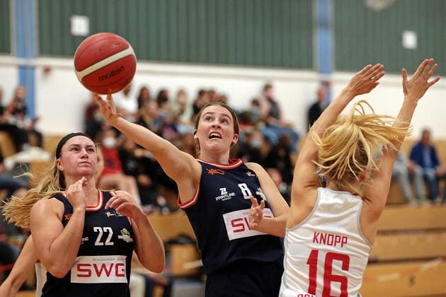 02.10.2021, xovx, Basketball Damen 2. Bundesliga DBBL, Bender Baskets Grünberg - Panthers Academy Osnabrück v.l. Olivia Nash (Bender Baskets Grünberg), Elisa Mevius (Bender Baskets Grünberg), Melina Knopp (Panthers Academy Osnabrück) Grünberg Sporthalle Theo-Koch-Schule Hessen Deutschland (DE)