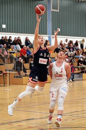 02.10.2021, xovx, Basketball Damen 2. Bundesliga DBBL, Bender Baskets Grünberg - Panthers Academy Osnabrück v.l. Lena Dziuba (Bender Baskets Grünberg), Clara Schwartz (Panthers Academy Osnabrück) Grünberg Sporthalle Theo-Koch-Schule Hessen Deutschland (DE)