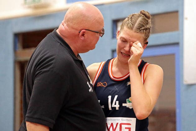 02.10.2021, xovx, Basketball Damen 2. Bundesliga DBBL, Bender Baskets Grünberg - Panthers Academy Osnabrück v.l. Trainer Rene Spandauw (Bender Baskets Grünberg) tröstet Alva Hedrich (Bender Baskets Grünberg) Grünberg Sporthalle Theo-Koch-Schule Hessen Deutschland (DE)