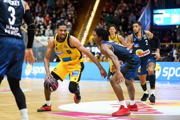 Justin Simon (MHP Riesen Ludwigsburg) im Zweikampf mit Terrell Harris (Merlins Crailsheim), GER, HAKRO Merlins Crailsheim vs. MHP Riesen Ludwigsburg, 02.10.2021, Achtelfinale BBL Pokal, Spielzeit 2021 2022 GER, HAKRO Merlins Crailsheim vs. MHP Riesen Ludwigsburg, 02.10.2021, Achtelfinale BBL Pokal, Spielzeit 2021 2022 Crailsheim Copyright: xEibner MichaelxMemmlerx EP_MMR