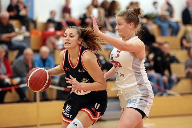 02.10.2021, xovx, Basketball Damen 2. Bundesliga DBBL, Bender Baskets Grünberg - Panthers Academy Osnabrück v.l. Lena Dziuba (Bender Baskets Grünberg), Malea Sprehe (Panthers Academy Osnabrück) Grünberg Sporthalle Theo-Koch-Schule Hessen Deutschland (DE)
