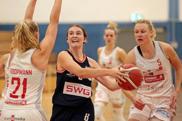 02.10.2021, xovx, Basketball Damen 2. Bundesliga DBBL, Bender Baskets Grünberg - Panthers Academy Osnabrück v.l. Gesa Hahn (Panthers Academy Osnabrück), Marisa Koopmann (Panthers Academy Osnabrück), Elisa Mevius (Bender Baskets Grünberg), Melina Knopp (Panthers Academy Osnabrück), Tonia Dölle (Panthers Academy Osnabrück) Grünberg Sporthalle Theo-Koch-Schule Hessen Deutschland (DE)