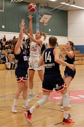 02.10.2021, xovx, Basketball Damen 2. Bundesliga DBBL, Bender Baskets Grünberg - Panthers Academy Osnabrück v.l. Elisa Mevius (Bender Baskets Grünberg), Michelle Müller (Panthers Academy Osnabrück), Alva Hedrich (Bender Baskets Grünberg), Linn Villwock (Bender Baskets Grünberg) Grünberg Sporthalle Theo-Koch-Schule Hessen Deutschland (DE)