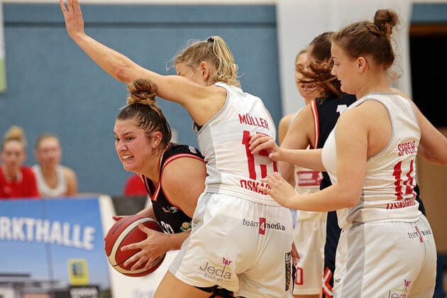 02.10.2021, xovx, Basketball Damen 2. Bundesliga DBBL, Bender Baskets Grünberg - Panthers Academy Osnabrück v.l. Olivia Nash (Bender Baskets Grünberg), Michelle Müller (Panthers Academy Osnabrück), Marika Fengkohl (Panthers Academy Osnabrück), Lena Dziuba (Bender Baskets Grünberg), Malea Sprehe (Panthers Academy Osnabrück) Grünberg Sporthalle Theo-Koch-Schule Hessen Deutschland (DE)