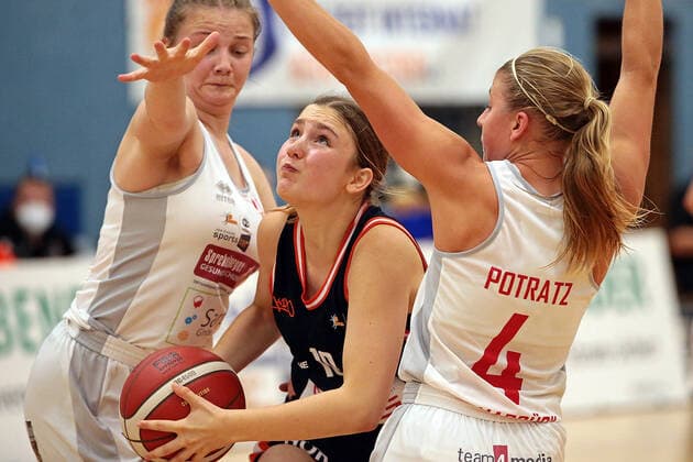 02.10.2021, xovx, Basketball Damen 2. Bundesliga DBBL, Bender Baskets Grünberg - Panthers Academy Osnabrück v.l. Malea Sprehe (Panthers Academy Osnabrück), Linn Villwock (Bender Baskets Grünberg), Annemarie Potratz (Panthers Academy Osnabrück) Grünberg Sporthalle Theo-Koch-Schule Hessen Deutschland (DE)