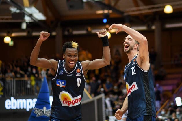 T.J. Shorts (Merlins Crailsheim), Dejan Kovacevic (Merlins Crailsheim) jubeln ueber den Sieg, GER, HAKRO Merlins Crailsheim vs. MHP Riesen Ludwigsburg, 02.10.2021, Achtelfinale BBL Pokal, Spielzeit 2021 2022 GER, HAKRO Merlins Crailsheim vs. MHP Riesen Ludwigsburg, 02.10.2021, Achtelfinale BBL Pokal, Spielzeit 2021 2022 Crailsheim Copyright: xEibner MichaelxMemmlerx EP_MMR