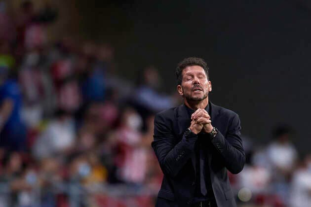 Sport Bilder des Tages Club Atletico de Madrid v FC Barcelona, Barca - La Liga Santander Diego Simeone head coach of Atletico Madrid praying during the La Liga Santander match between Club Atletico de Madrid and FC Barcelona at Estadio Wanda Metropolitano on October 2, 2021 in Madrid, Spain. Madrid Spain breton-clubatle211002_npuRC  Copyright: xJosexBretonx