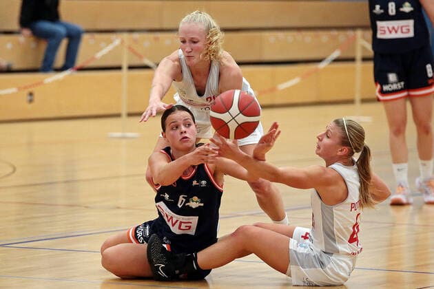 02.10.2021, xovx, Basketball Damen 2. Bundesliga DBBL, Bender Baskets Grünberg - Panthers Academy Osnabrück v.l. Nina Horvath (Bender Baskets Grünberg), Marisa Koopmann (Panthers Academy Osnabrück), Annemarie Potratz (Panthers Academy Osnabrück) Grünberg Sporthalle Theo-Koch-Schule Hessen Deutschland (DE)