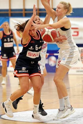 02.10.2021, xovx, Basketball Damen 2. Bundesliga DBBL, Bender Baskets Grünberg - Panthers Academy Osnabrück v.l. Nina Horvath (Bender Baskets Grünberg), Annemarie Potratz (Panthers Academy Osnabrück), Tonia Dölle (Panthers Academy Osnabrück) Grünberg Sporthalle Theo-Koch-Schule Hessen Deutschland (DE)