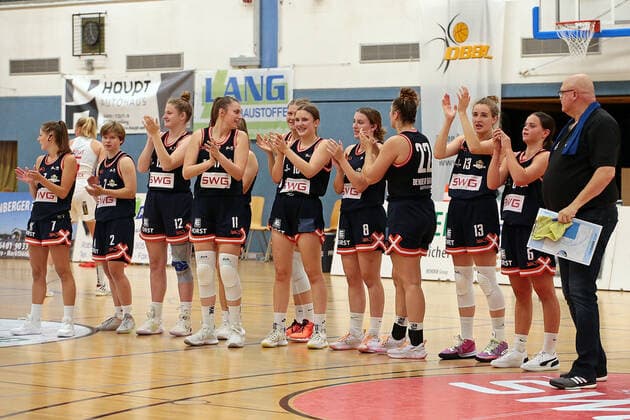 02.10.2021, xovx, Basketball Damen 2. Bundesliga DBBL, Bender Baskets Grünberg - Panthers Academy Osnabrück Jubel bei den Spielerinnen der Bender Baskets Grünberg nach dem 84:78 Sieg gegen die Panthers Academy Osnabrück. Grünberg Sporthalle Theo-Koch-Schule Hessen Deutschland (DE)
