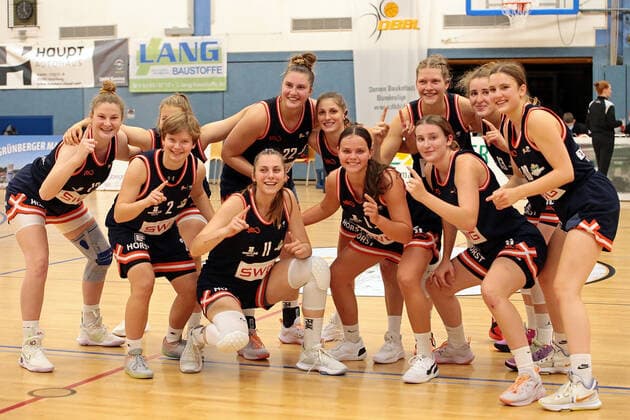 02.10.2021, xovx, Basketball Damen 2. Bundesliga DBBL, Bender Baskets Grünberg - Panthers Academy Osnabrück Jubel bei den Spielerinnen der Bender Baskets Grünberg nach dem 84:78 Sieg gegen die Panthers Academy Osnabrück. Grünberg Sporthalle Theo-Koch-Schule Hessen Deutschland (DE)