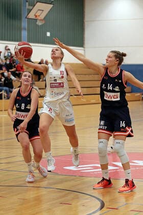 02.10.2021, xovx, Basketball Damen 2. Bundesliga DBBL, Bender Baskets Grünberg - Panthers Academy Osnabrück v.l. Elisa Mevius (Bender Baskets Grünberg), Marika Fengkohl (Panthers Academy Osnabrück), Alva Hedrich (Bender Baskets Grünberg) Grünberg Sporthalle Theo-Koch-Schule Hessen Deutschland (DE)