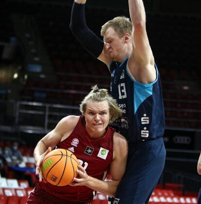 von links Sebastian HARTMANN (Muenchen), Georg VOIGTMANN (Dresden), He-Basketball PRO B, 2021 22, 3. Spieltag, FC Bayern Basketball II vs Dresden Titans, 02.10.21, Muenchen, Audi Dome Copyright: WolfgangxFehrmann