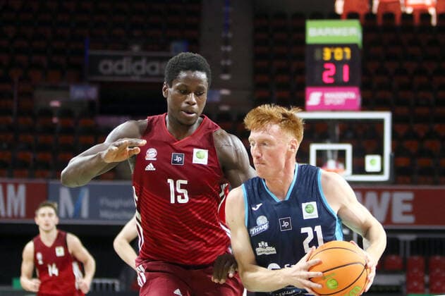 von links Mohamed SILLAH (Muenchen), Julius STAHL (Dresden), He-Basketball PRO B, 2021 22, 3. Spieltag, FC Bayern Basketball II vs Dresden Titans, 02.10.21, Muenchen, Audi Dome Copyright: WolfgangxFehrmann