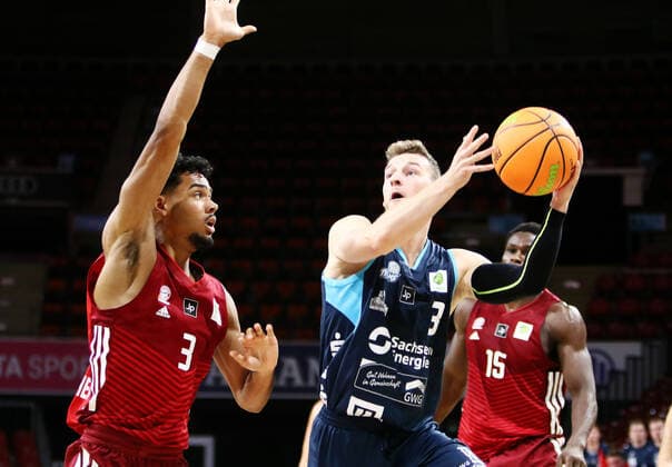 von links Jeremia AGYEPONG (Muenchen), Bryan NIESSEN (Dresden), He-Basketball PRO B, 2021 22, 3. Spieltag, FC Bayern Basketball II vs Dresden Titans, 02.10.21, Muenchen, Audi Dome Copyright: WolfgangxFehrmann