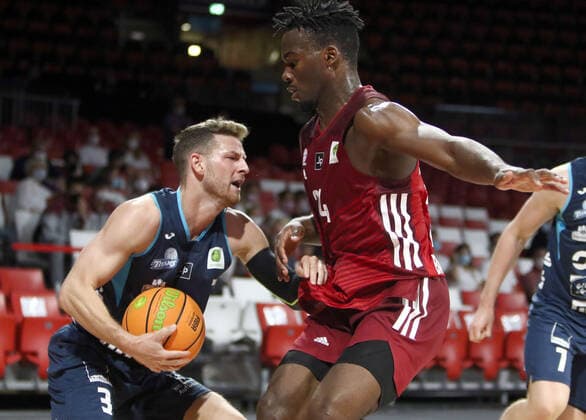 von links Bryan NIESSEN (Dresden), DONGMO TEMO (Muenchen), He-Basketball PRO B, 2021 22, 3. Spieltag, FC Bayern Basketball II vs Dresden Titans, 02.10.21, Muenchen, Audi Dome Copyright: WolfgangxFehrmann