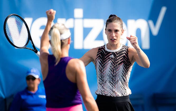 October 2, 2021, CHICAGO, UNITED STATES: Andrea Petkovic of Germany in action during the doubles semi-final with partner Kveta Peschke at the 2021 Chicago Fall Tennis Classic WTA, Tennis Damen 500 tennis tournament CHICAGO UNITED STATES - ZUMAa181 20211002_zaa_a181_207 Copyright: xRobxPrangex