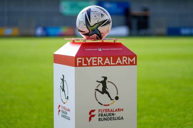 Ein Ball der Marke Adidas Conext 21 liegt auf einer Ballstehle von Sponsor Flyeralarm und zeigt das Logo der Liga, Ligasponsor, Ballsponsor, Ligalogo, offizieller Spielball, official Match Ball, Symbolfoto, Symbolbild, Symbol, 02.10.2021, Sinsheim (Hoffenheim) (Deutschland), Fussball, Flyeralarm Frauen-Bundesliga, TSG 1899 Hoffenheim - SG Eintracht Frankfurt, 02.10.2021, Sinsheim (Hoffenheim) (Deutschland), Fussball, Flyeralarm Frauen-Bundesliga, TSG 1899 Hoffenheim - SG Eintracht Frankfurt, DFB DFL REGULATIONS PROHIBIT ANY USE OF PHOTOGRAPHS AS IMAGE SEQUENCES AND OR QUASI-VIDEO. *** An Adidas Conext 21 brand ball sits on a ball stand from sponsor Flyeralarm and features the league logo, league sponsor, ball sponsor, league logo, official match ball, official match ball, symbol photo, symbol image, symbol, 02 10 2021, Sinsheim Hoffenheim Germany , football, Flyeralarm Frauen Bundesliga, TSG 1899 Hoffenheim SG Eintracht Frankfurt, 02 10 2021, Sinsheim Hoffenheim Germany , Football, Flyeralarm Frauen Bundesliga, TSG 1899 Hoffenheim SG Eintracht Frankfurt, DFB DFL REGULATIONS PROHIBIT ANY USE OF PHOTOGRAPHS AS IMAGE SEQUENCES AND OR QUASI VIDEO xozx