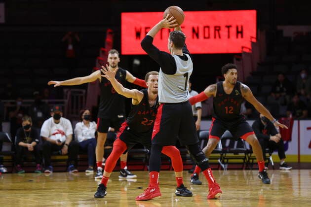 October 2, 2021, London, on, Canada: Toronto Raptors guard Malachi Flynn, second left, defends teammate Goran Dragic during a NBA, Basketball Herren, USA team scrimmage in London, Ont., Saturday, Oct. 2, 2021. Canada News - October 2, 2021 - ZUMAc35_ 20211002_zaf_c35_062 Copyright: xNicolexOsbornex