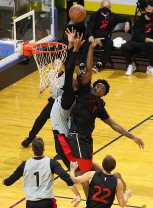 October 2, 2021, London, on, Canada: Toronto Raptors forward Freddie Gillespie battles teammate OG Anunoby during a NBA, Basketball Herren, USA team scrimmage in London, Ont., Saturday, Oct. 2, 2021. Canada News - October 2, 2021 - ZUMAc35_ 20211002_zaf_c35_067 Copyright: xNicolexOsbornex
