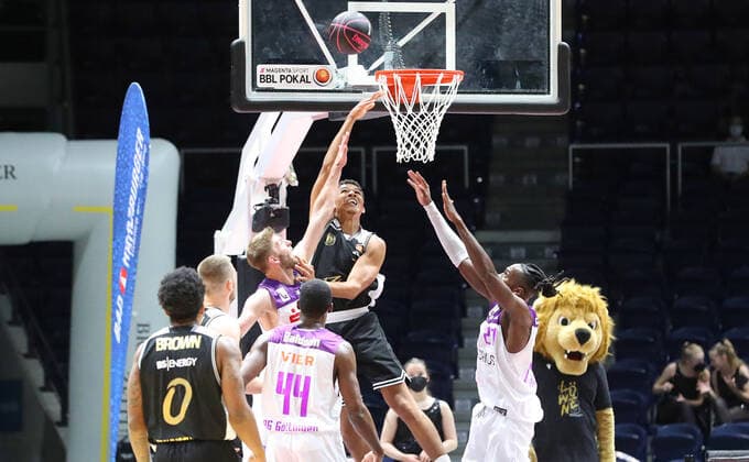 Löwen Braunschweig vs. Göttingen, BBL Braunschweig, 02.10.2021, BASKETBALL - MagentaSport BBL Pokal BBL Basketball Bundesliga, Löwen Braunschweig vs. BG Göttingen, Saison 2021 22. Nicholas Tischler (Löwen Braunschweig) Braunschweig