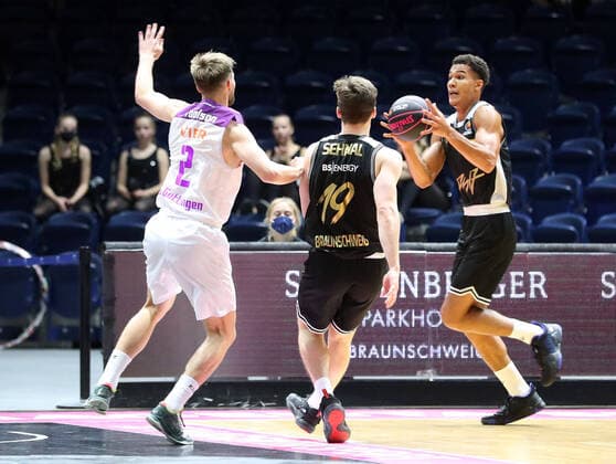 Löwen Braunschweig vs. Göttingen, BBL Braunschweig, 02.10.2021, BASKETBALL - MagentaSport BBL Pokal BBL Basketball Bundesliga, Löwen Braunschweig vs. BG Göttingen, Saison 2021 22. Jake Toolson (BG Göttingen), Ondrej Sehnal (Löwen Braunschweig) , Nicholas Tischler (Löwen Braunschweig) Braunschweig