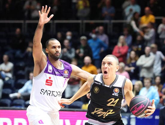 Löwen Braunschweig vs. Göttingen, BBL Braunschweig, 02.10.2021, BASKETBALL - MagentaSport BBL Pokal BBL Basketball Bundesliga, Löwen Braunschweig vs. BG Göttingen, Saison 2021 22. Akeem Vargas (BG Göttingen), Robin Amaize (Löwen Braunschweig) Braunschweig
