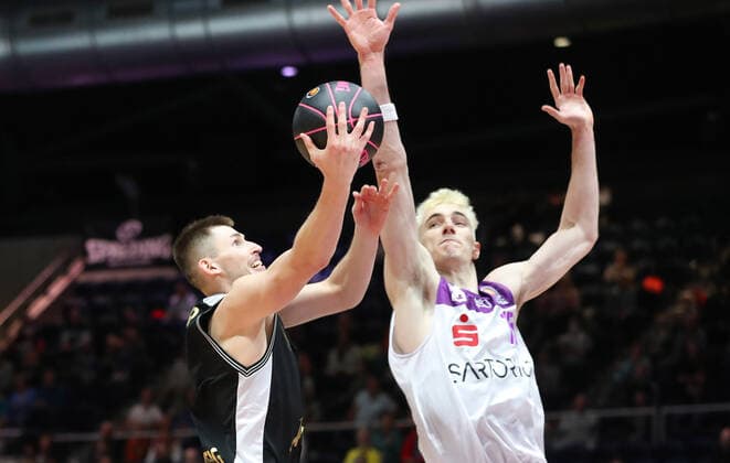 Löwen Braunschweig vs. Göttingen, BBL Braunschweig, 02.10.2021, BASKETBALL - MagentaSport BBL Pokal BBL Basketball Bundesliga, Löwen Braunschweig vs. BG Göttingen, Saison 2021 22. David Krämer (Löwen Braunschweig), Philipp Hartwich (BG Göttingen) Braunschweig