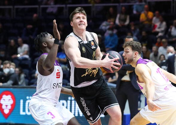Löwen Braunschweig vs. Göttingen, BBL Braunschweig, 02.10.2021, BASKETBALL - MagentaSport BBL Pokal BBL Basketball Bundesliga, Löwen Braunschweig vs. BG Göttingen, Saison 2021 22. Zack Bryant (BG Göttingen), Ondrej Sehnal (Löwen Braunschweig) Braunschweig