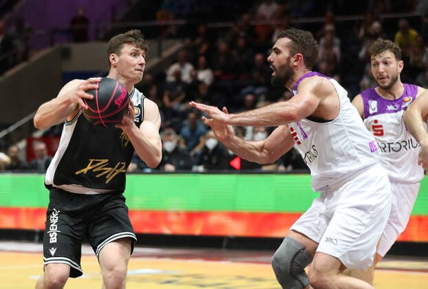 Löwen Braunschweig vs. Göttingen, BBL Braunschweig, 02.10.2021, BASKETBALL - MagentaSport BBL Pokal BBL Basketball Bundesliga, Löwen Braunschweig vs. BG Göttingen, Saison 2021 22. Ondrej Sehnal (Löwen Braunschweig), Haris Hujic (BG Göttingen) Braunschweig